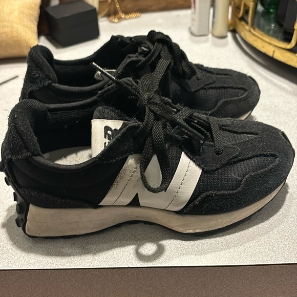 NEW BALANCE 10.5 BOYS BLACK SNEAKERS - Picture 1 of 6